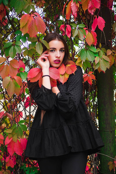 Beautiful model posing in autumn park - Photo, Image