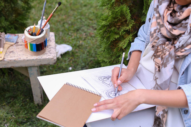 Χέρι από τον καλλιτέχνη κορίτσι κάνει σίγουρα μυτερό μολύβι πινελιές στο άλμπουμ Pag - Φωτογραφία, εικόνα