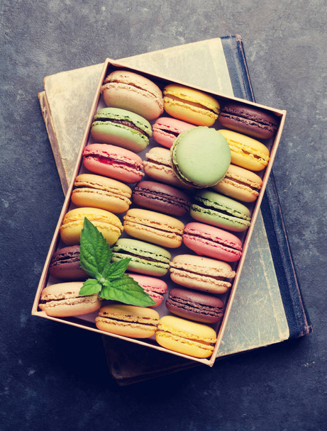 Macarons coloridos na caixa
 - Foto, Imagem
