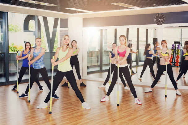 Grupo de jovens mulheres na aula de fitness
 - Foto, Imagem
