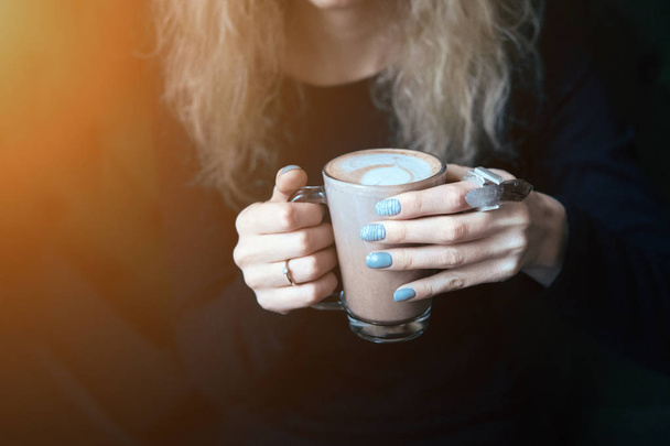 жінка тримає чашку кави
 - Фото, зображення