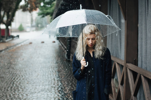 Blonde Frau mit Regenschirm - Foto, Bild
