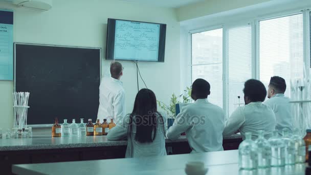 教室で医学生 - 映像、動画