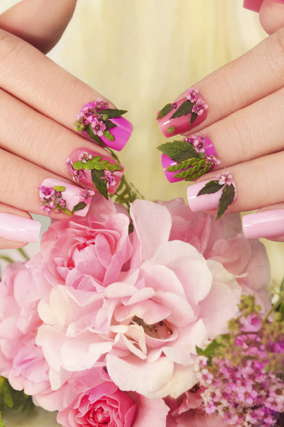 Rózsaszín pasztell nails-Tervező . - Fotó, kép
