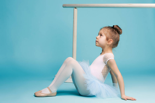 La pequeña bailarina de balerina sobre fondo azul
 - Foto, imagen