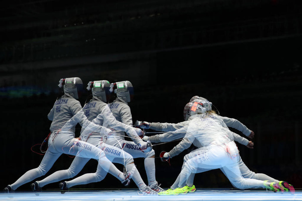 Sofya Velikaya of Russia (L) and Mariel Zagunis of United States compete in the Women's Sabre Team of the Rio 2016 Olympic Games at Carioca Arena 3 - Φωτογραφία, εικόνα