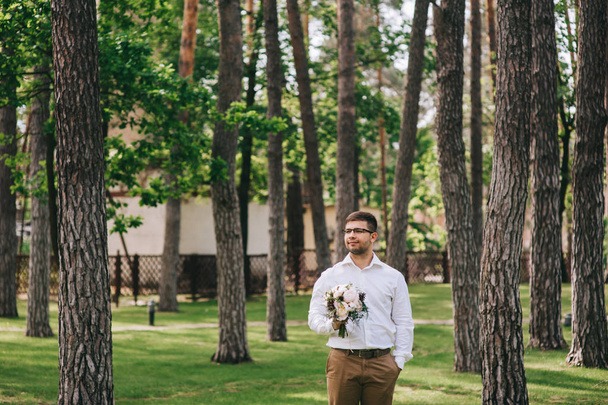young groom with bouquet - Foto, immagini