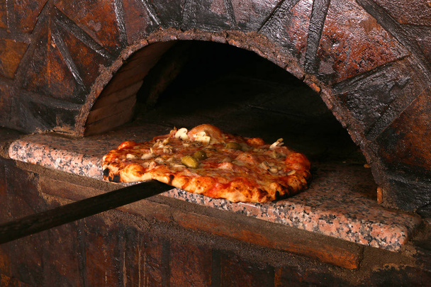 deliziosa pizza e forno pizzeria in mattoni
 - Foto, immagini