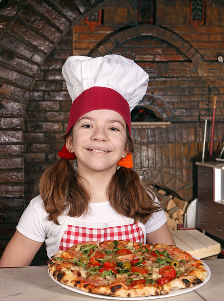 mutlu küçük kız yemek pizzacı pizza ile - Fotoğraf, Görsel
