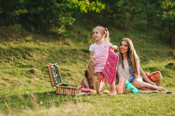 мать и дочь на пикнике
  - Фото, изображение