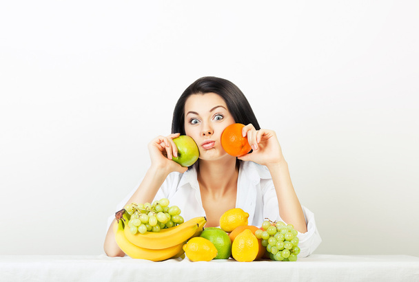 mujer divertida con manzana y naranja
 - Foto, Imagen