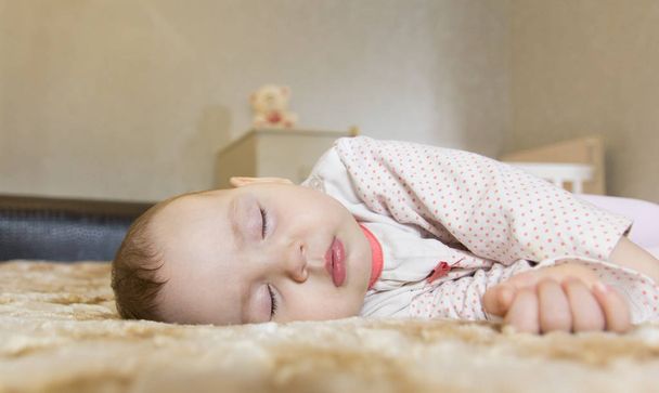 Szép újszülött baba alszik az ágyon - Fotó, kép