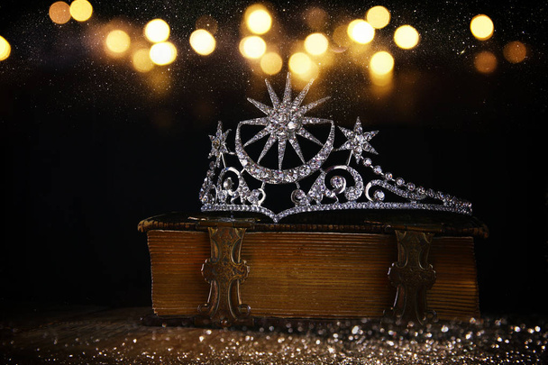 diamond queen crown on old book - Foto, Imagen