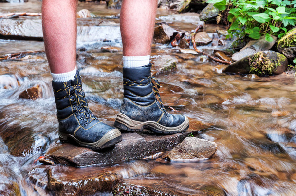 jambes humaines en bottes de voyage (de randonnée)
 - Photo, image