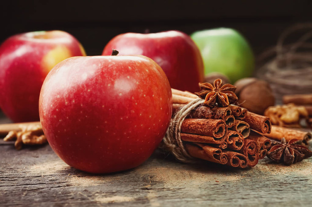 Čerstvá červená a zelená jablka, skořice hole, mletá skořice - Fotografie, Obrázek