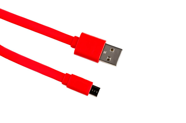 czerwony kabel usb micro-usb na białym tle - Zdjęcie, obraz