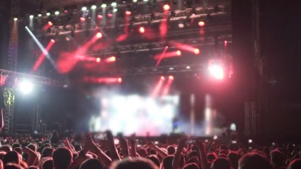 Enérgica multitud de fans saltando en el festival de música, impresionados por el espectáculo de estrellas de rock
 - Imágenes, Vídeo