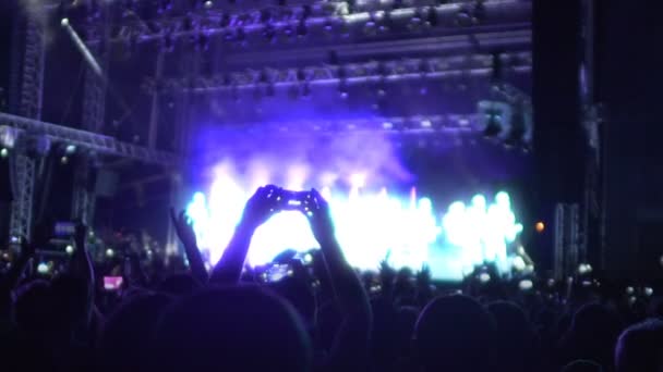 Musik-Fans Aufnahme von Video von erstaunlichen Leistung auf Gadgets, Konzert Slow-mo - Filmmaterial, Video