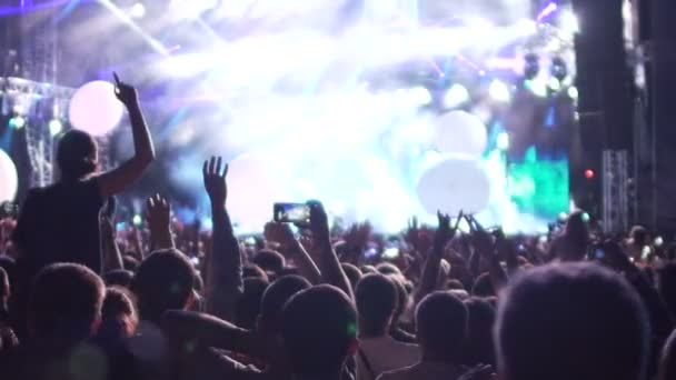 Счастливые люди смотрят удивительное музыкальное шоу, воздушные шары летают в концертном зале
 - Кадры, видео