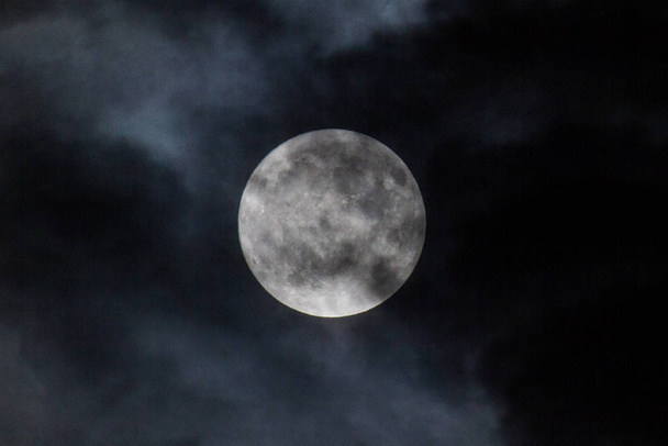 Η Σελήνη μεταξύ των σύννεφων - Φωτογραφία, εικόνα