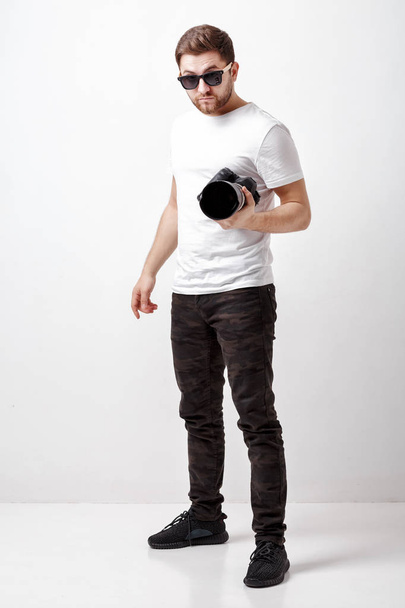 young successful professional photographer in t-shirt use digita - Fotografie, Obrázek