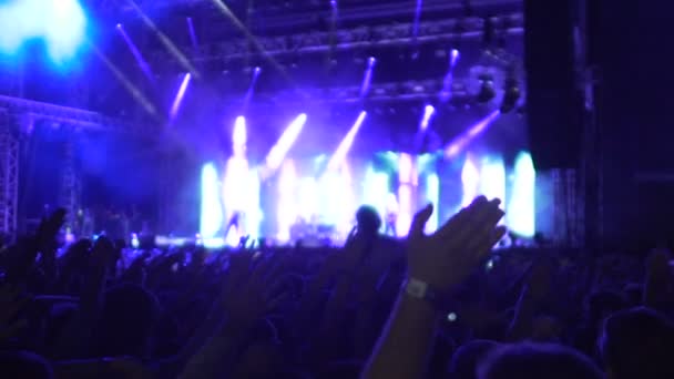 Le persone che salutano le mani in modo sincrono, i fan della band popolare che amano la musica insieme
 - Filmati, video