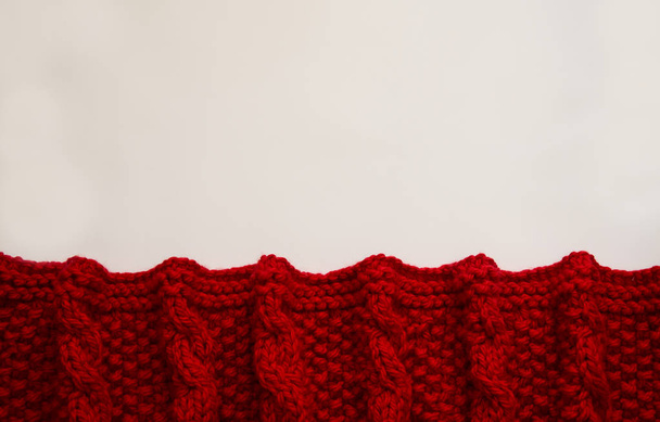 Вязаное красное одеяло на белом фоне с копировальным пространством
 - Фото, изображение