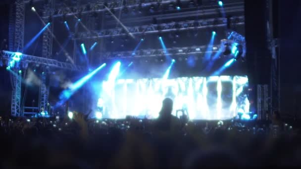 Kädet innoissaan yleisö vilkuttaa konsertissa, ihmiset nauttivat musiikista näyttelyssä
 - Materiaali, video