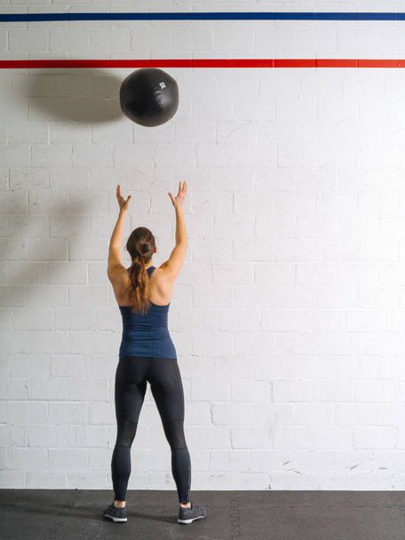 Woman exercising with the medicine ball - Foto, Imagem