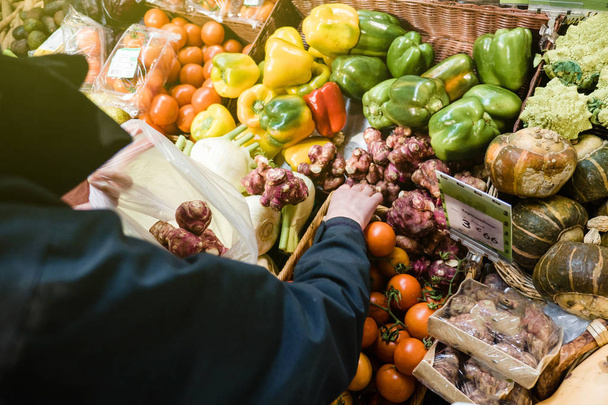 Vrouw kopen op plantaardige markt de verse biologische bio vers Je - Foto, afbeelding