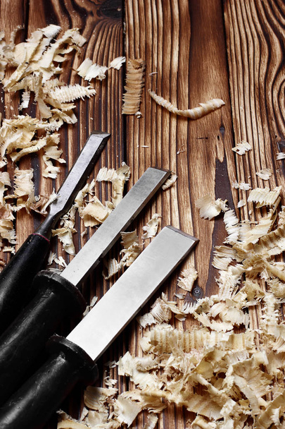 Woodworking tools. Chisel with sawdust .copy space.vertical shot - Foto, afbeelding