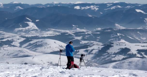 un viaggiatore con uno zaino raggiunto un bel posto in montagna, e parlando al telefono
 - Filmati, video