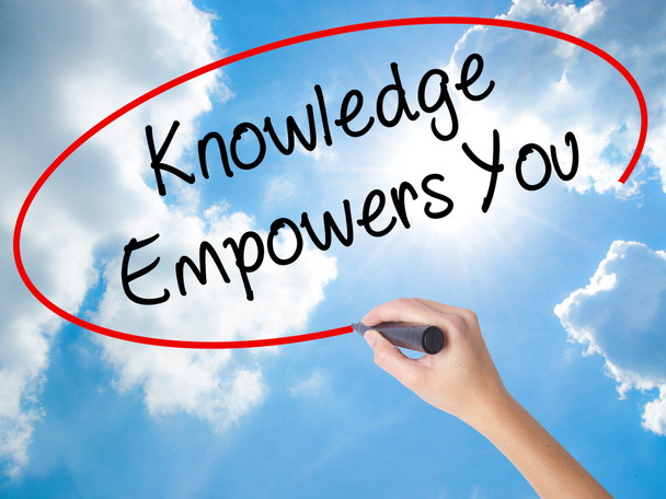 Nainen Käsi Kirjoittaminen Knowledge Empowers You kanssa musta merkki v
 - Valokuva, kuva
