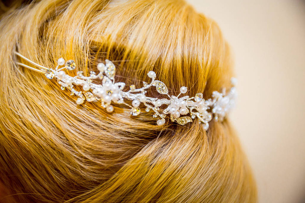 Gyönyörűen díszített, a menyasszony haj. - Fotó, kép
