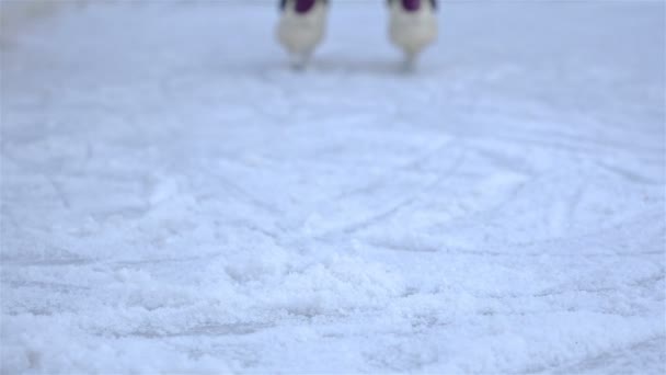 Alacsony, szög, kilátás a jég korcsolyázó leállítása előtt a kamera - Felvétel, videó