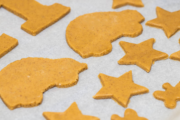 Faire des biscuits de Noël faits maison sous différentes formes
 - Photo, image