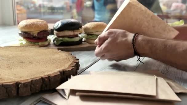 Kéz és a burger a fedélzeten. - Felvétel, videó