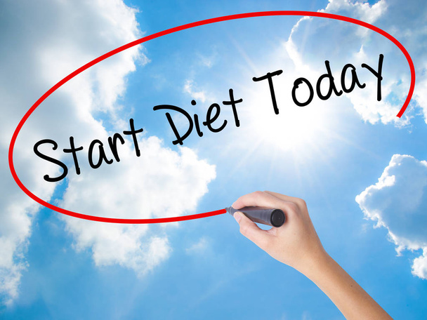 Kobieta strony pisanie Start dieta dzisiaj z czarnym markerem na visual - Zdjęcie, obraz