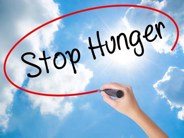 Donna mano scrittura Stop fame con pennarello nero sulla paura visiva
 - Foto, immagini