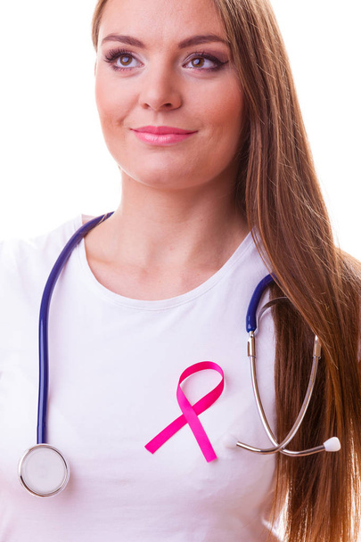 Kobieta z różową wstążką aids symbol i stetoskop na klatce piersiowej. - Zdjęcie, obraz