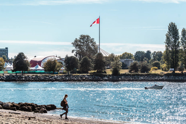 カナダのバンクーバーでサンセット ビーチで女の子 - 写真・画像