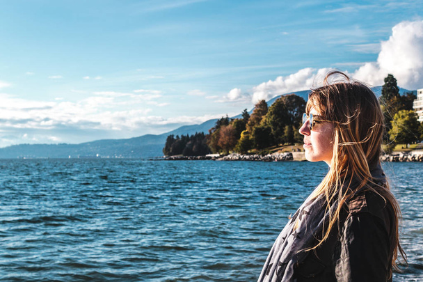 Tyttö lähellä Stanley Park Vancouver, Kanada
 - Valokuva, kuva