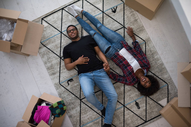 Vista dall'alto di attraente giovane coppia afroamericana
 - Foto, immagini