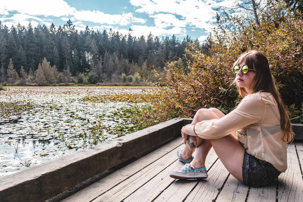 Dziewczyna nad jeziorem bóbr w Stanley Park, Vancouver, Bc, Kanada - Zdjęcie, obraz