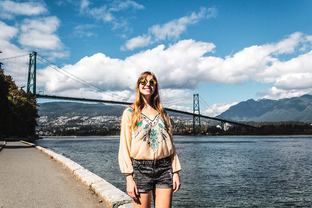 Chica en Lions Gate Bridge en Vancouver, BC, Canadá
 - Foto, Imagen