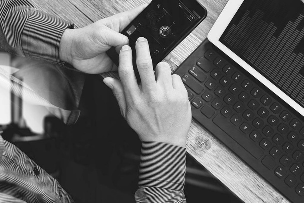 pohled shora podnikatel ruky pomocí chytrého telefonu, o mobilních plateb - Fotografie, Obrázek