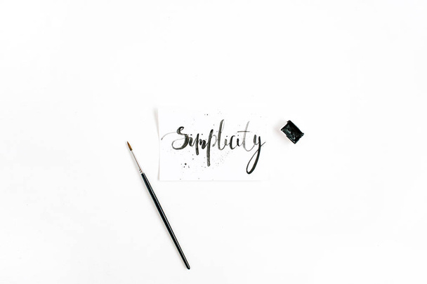 Минималистическая стильная композиция со словом "простота"
  - Фото, изображение