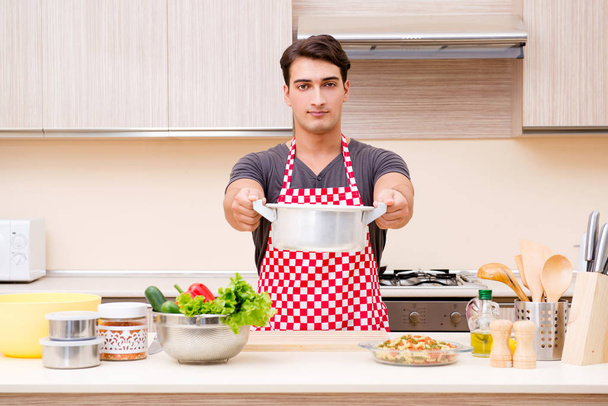 Homme cuisinier préparant la nourriture dans la cuisine - Photo, image
