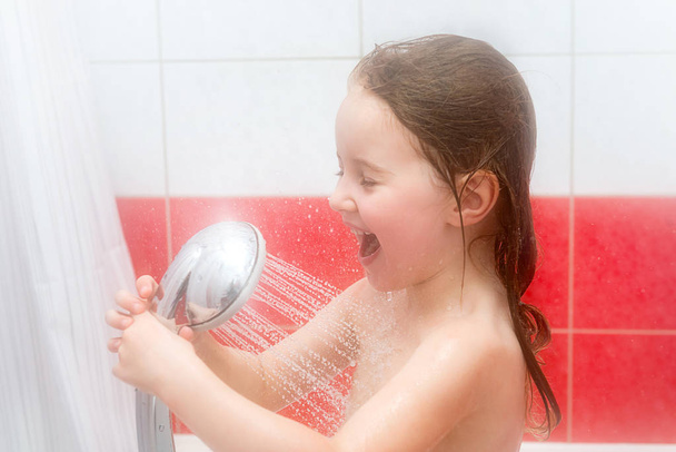 Little girl playing in the shower, laughing - Fotoğraf, Görsel