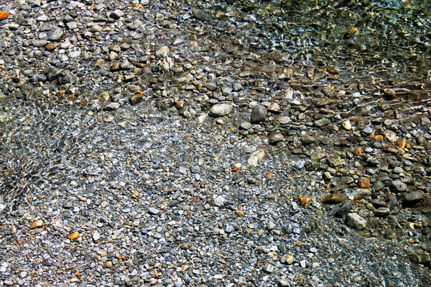Piedras en el claro arroyo de montaña en Ticino
 - Foto, imagen